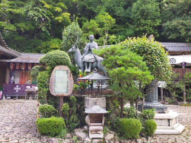 立木観音白鹿に乗った弘法大師像